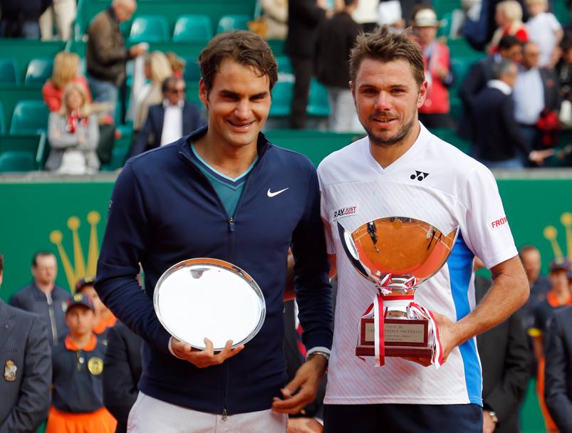 Gli amici Federer e Wawrinka l&#39;uno accanto all&#39;altro, sorridenti. Ap